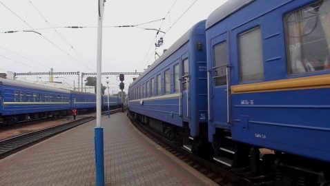 Под Киевом забросали камнями скоростной поезд