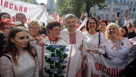 Порошенко: Украина будет жить, пока матери передают дочерям тайны мастерства вышивки