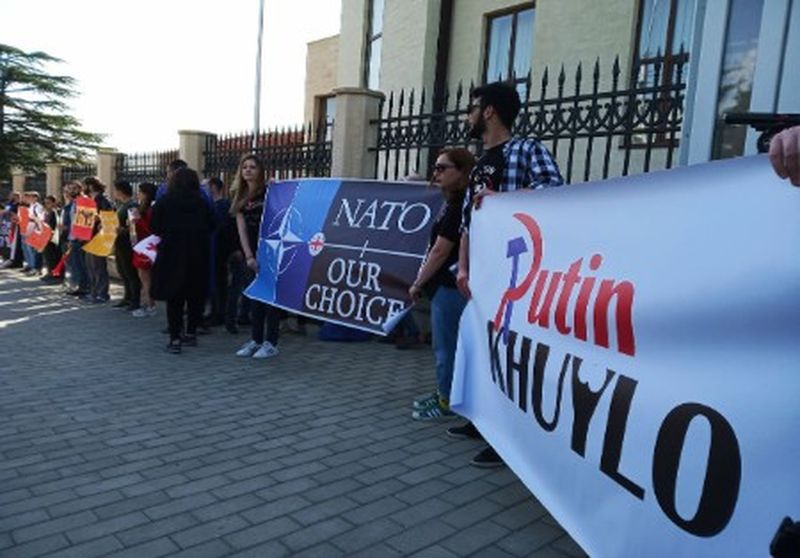 В Грузии противники «Бессмертного полка» вышли на марш с лозунгом «Путин х**ло»