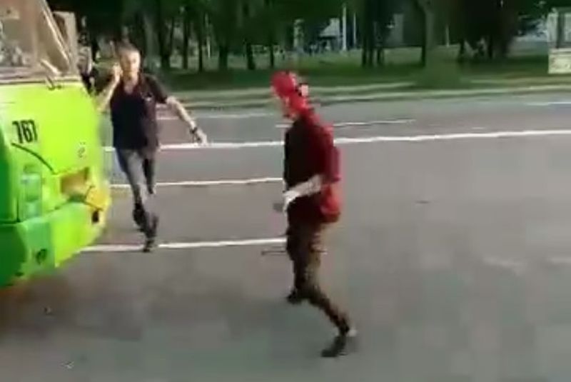 В Харькове пьяные подростки разгромили маршрутку (видео)