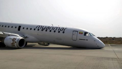 В Мьянме самолет совершил посадку без переднего шасси