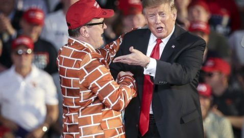 Трамп пришел в восторг от американца в костюме стены