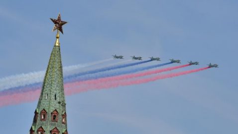 В Москве из-за погоды отменили воздушную часть парада