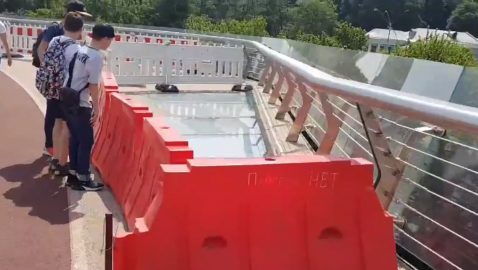 Новые стекла на «мосту Кличко» отгородили забором