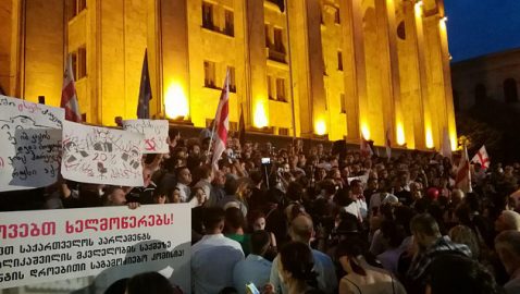 В Тбилиси штурмовали парламент