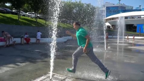 Как Зеленский. Саакашвили пробежал через фонтан в Одессе