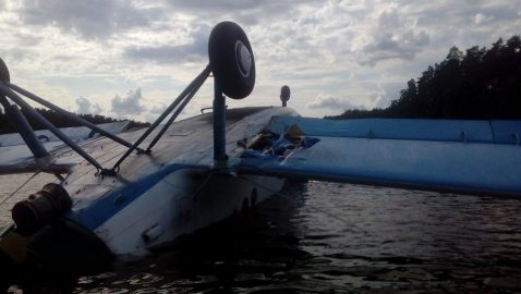 В киевское озеро упал самолет