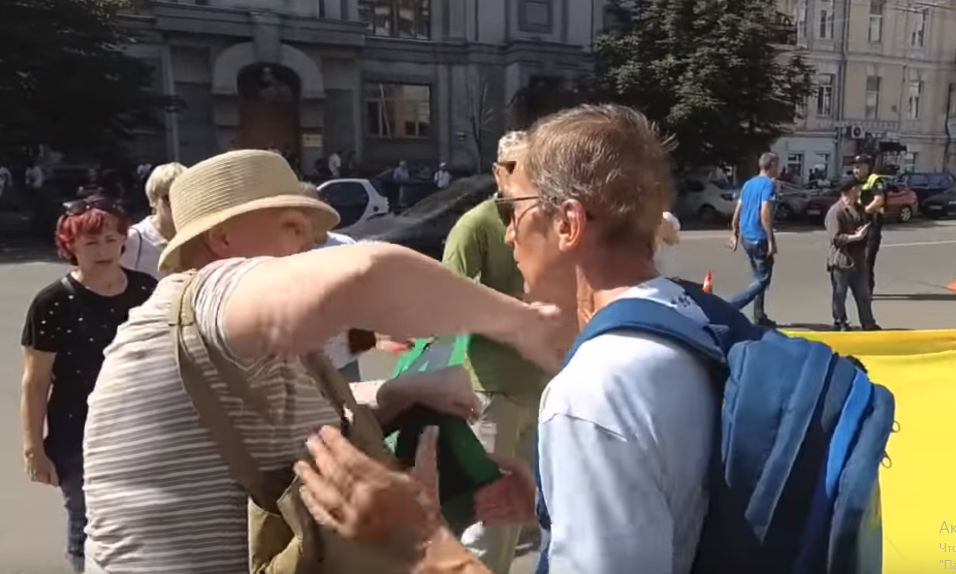 Возле КСУ сторонница Зеленского подралась со сторонником Порошенко