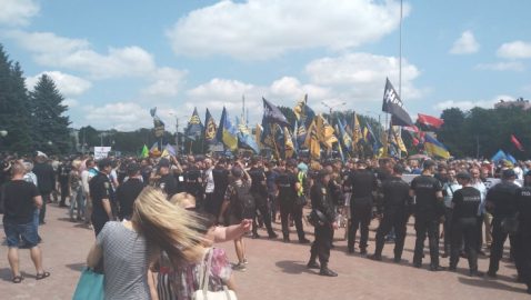 Националисты устроили «коридор позора» участникам съезда Кернеса и Труханова