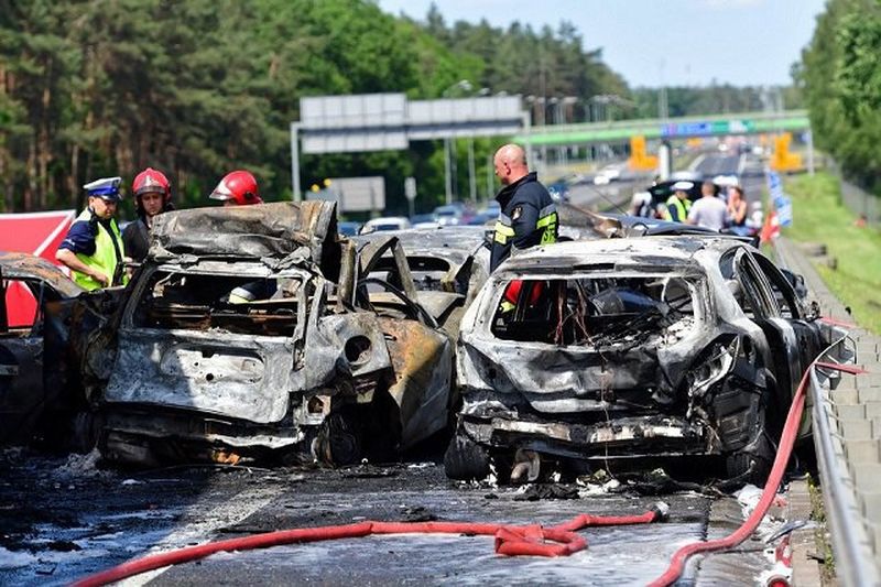 В Польше столкнулись и загорелись 7 авто, 6 человек погибли