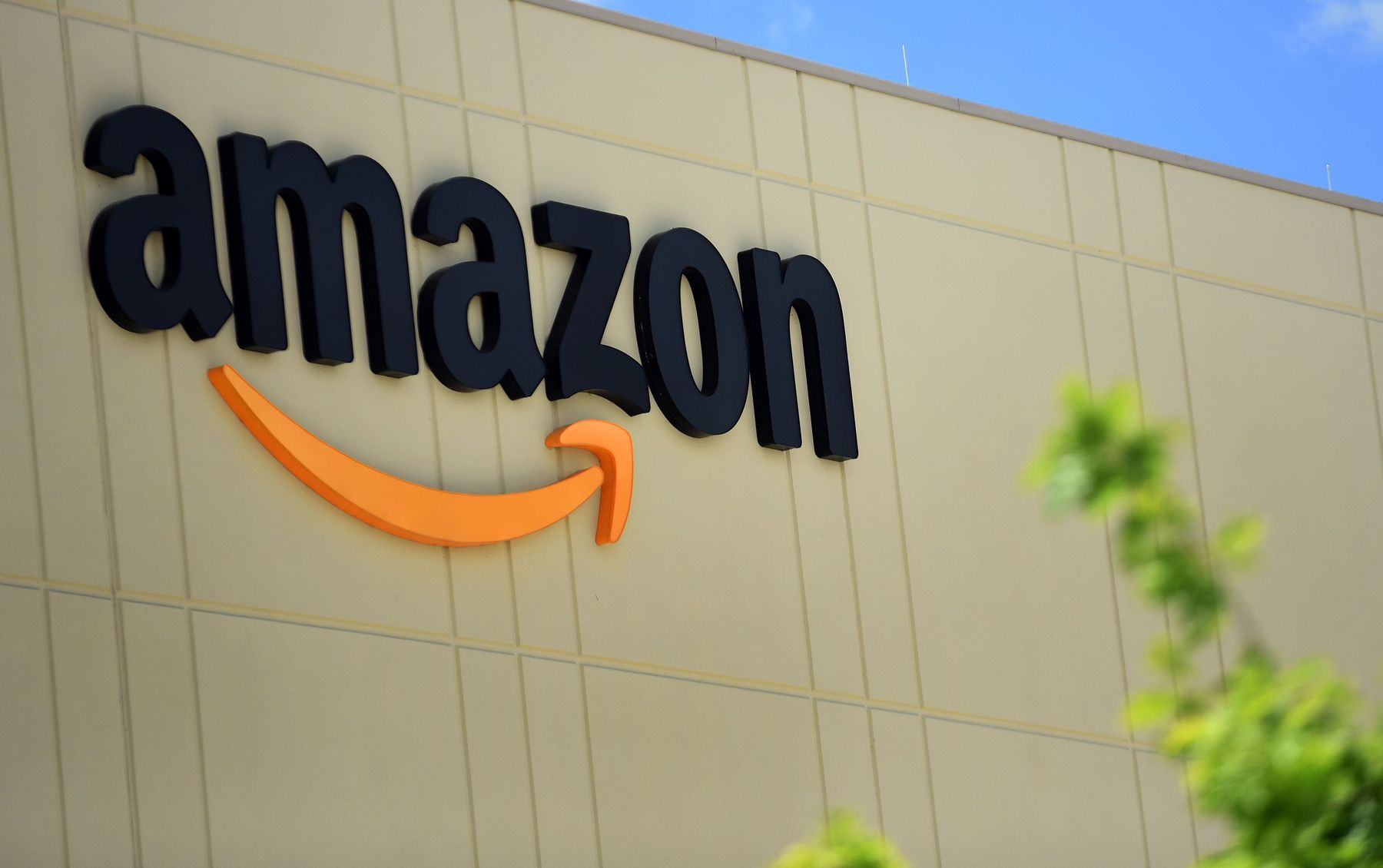 Омелян: мы заинтересованы привести Amazon в Украину
