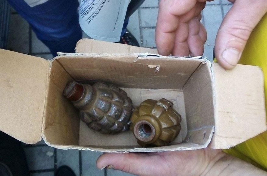 В Днепре женщина продавала гранаты в подземном переходе