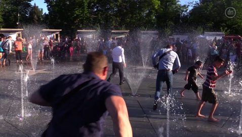Зеленский пробежал через фонтан в Мариуполе
