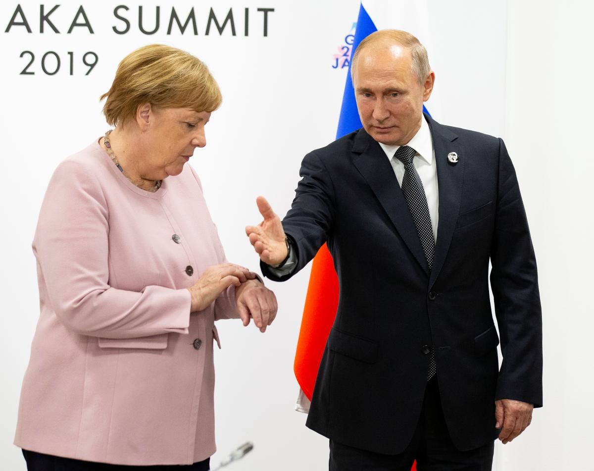 Меркель растерялась после беседы с Путиным на G20 (видео)