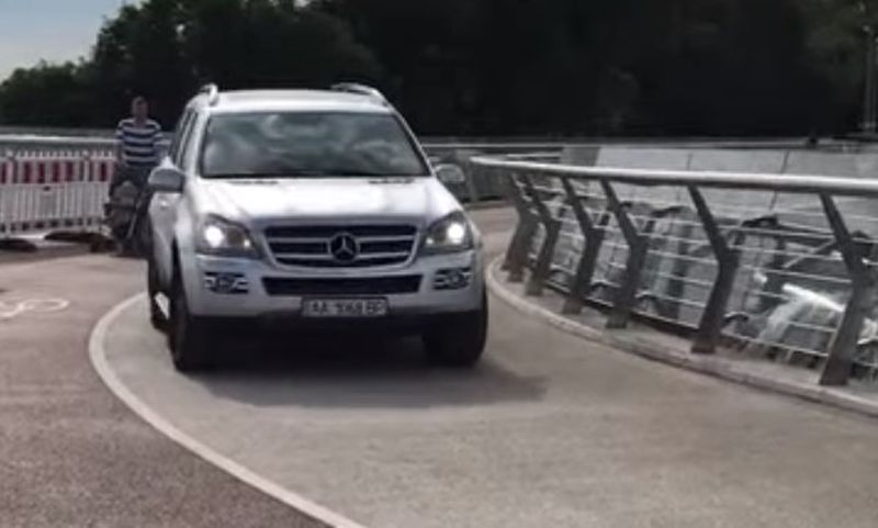 На «мост Кличко» заехал водитель на Mercedes