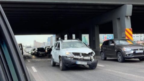 В Киеве кусок моста упал на автомобиль