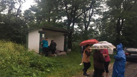 На Прикарпатье молния попала в остановку, погибли три человека