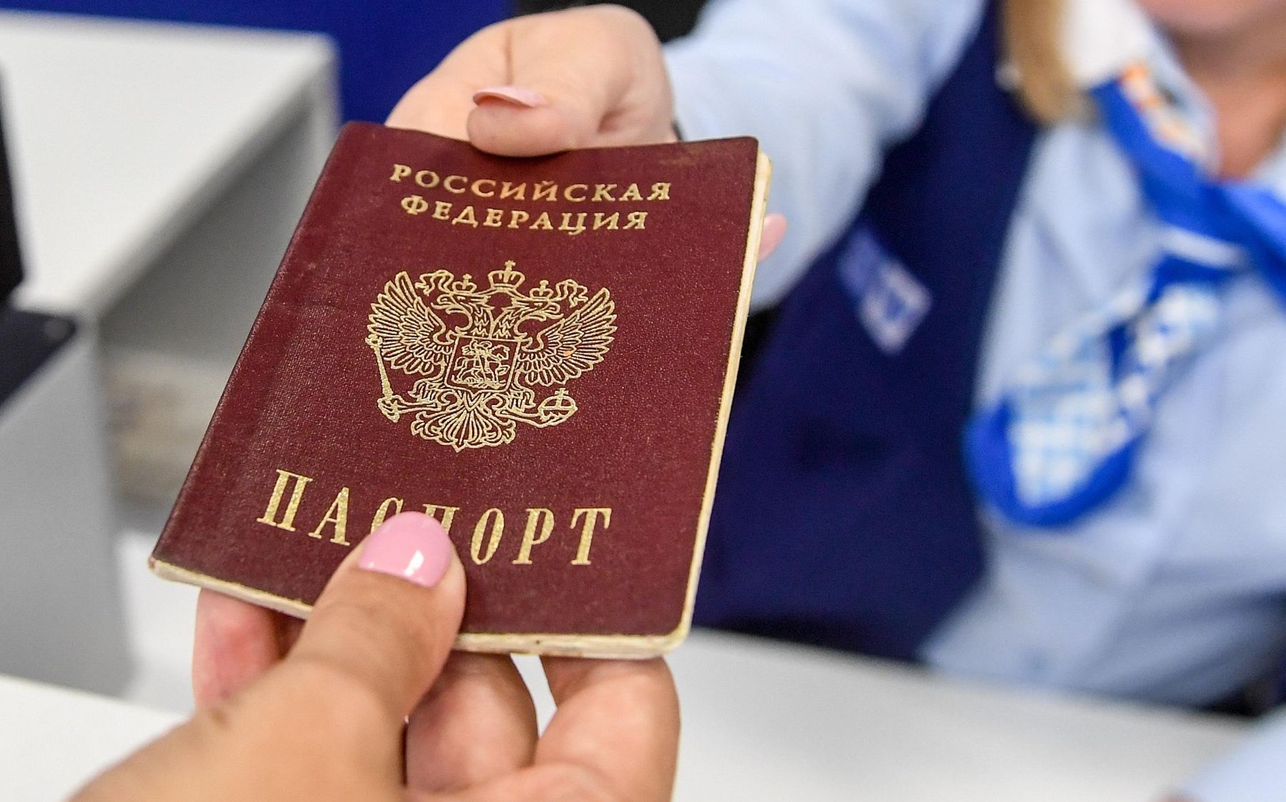В МИД отреагировали на выдачу российских паспортов жителям Донбасса