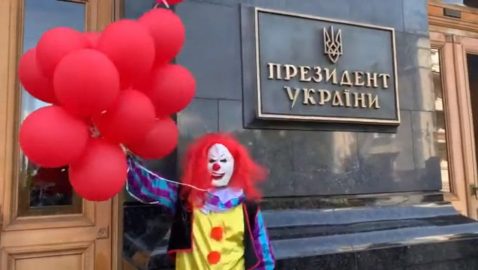 Клоун с шариками Шария разозлил организаторов акции против ЛГБТ