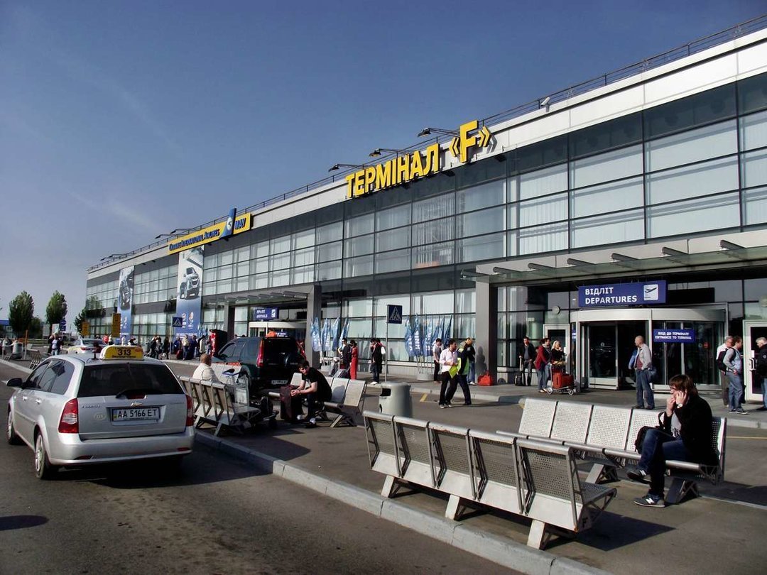 Пассажиры заблокировали вход в терминал «Борисполя»