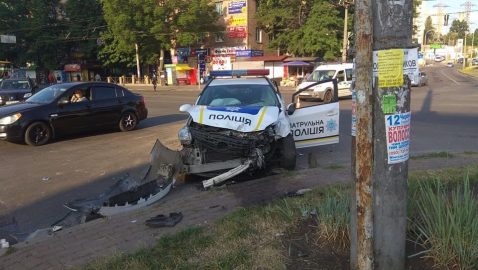 В Киеве полицейские преследовали BMW, но врезались в Ford