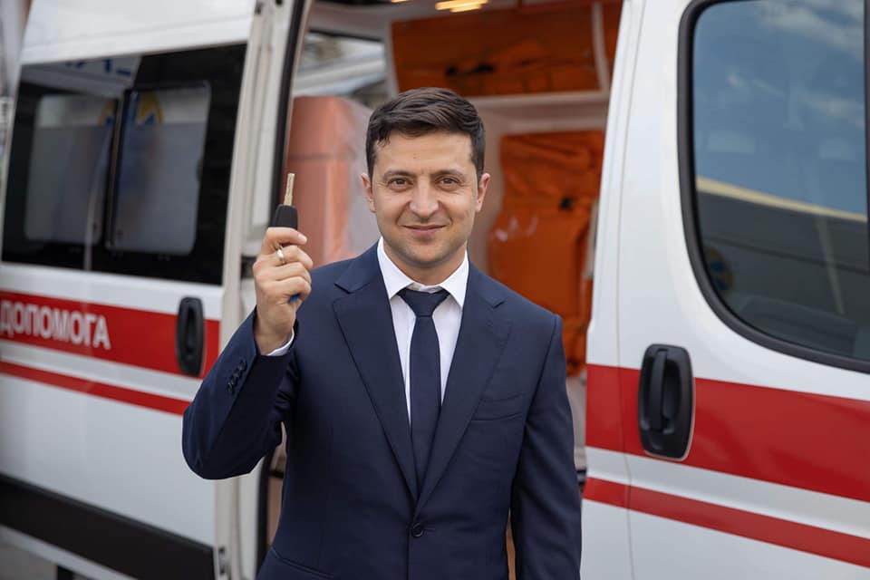 Зеленский передал в детские больницы 200 машин скорой помощи