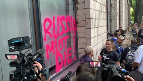 Здание NewsОne расписали антироссийскими лозунгами