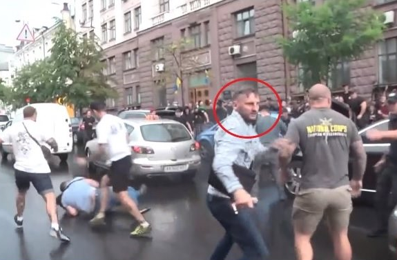 СМИ: на авто с Порошенко запрыгнул ветеран «Азова»