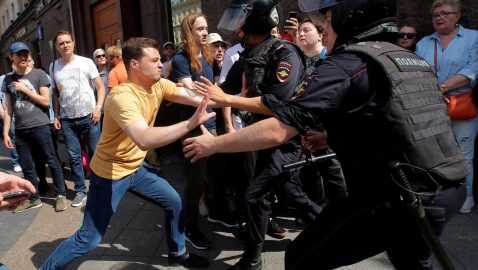 В МИД осудили подавление мирных протестов в Москве