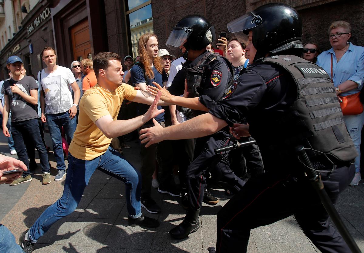 В МИД осудили подавление мирных протестов в Москве