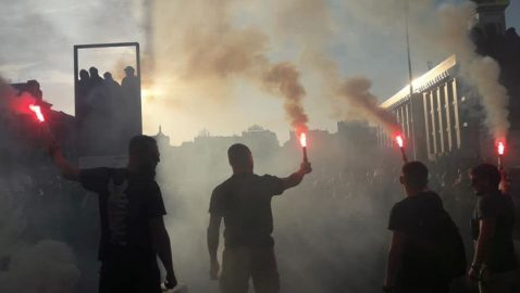 На Майдане протестовали против регистрации Клюева и Шария