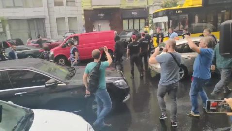 Полиция завела дело из-за нападения на авто Порошенко под ГБР