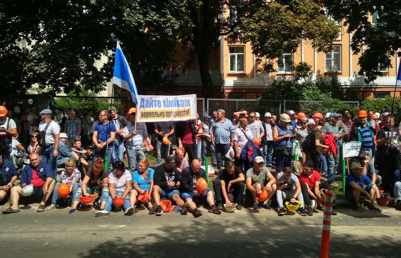 Каски об асфальт. В Киеве митингуют против высоких тарифов на электроэнергию