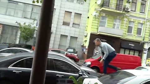 Драка под ГБР: на капот авто с Порошенко запрыгнул неизвестный (видео)