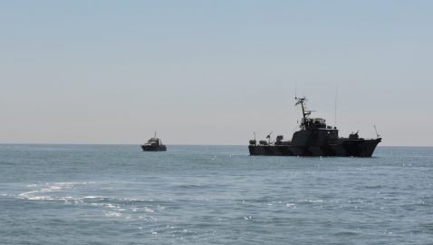 Штаб ООС: в Азовском море корабль ФСБ светит зеленым лучом на катера ГПСУ