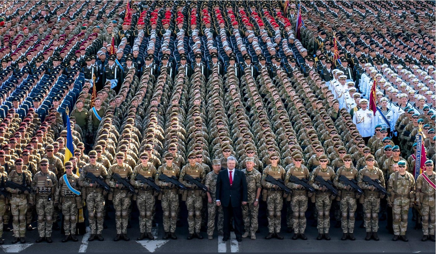 Порошенко прокомментировал отмену Зеленским военного парада
