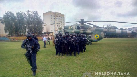 На округ в Коростене прибыл спецназ на вертолете (видео)