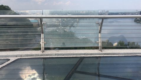 В Киеве на «мосту Кличко» треснуло боковое стекло