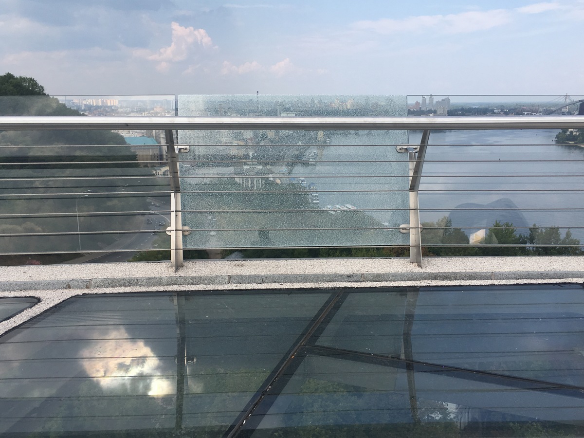 В Киеве на «мосту Кличко» треснуло боковое стекло