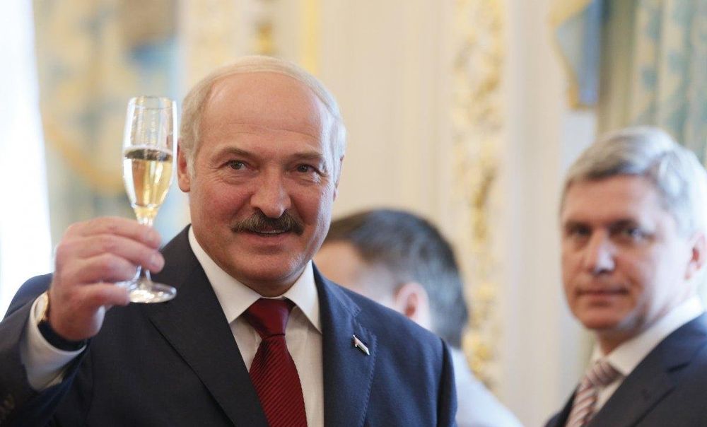 Лукашенко по телефону обменялся любезностями с Зеленским