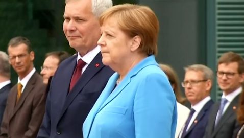 Меркель вновь стало плохо на публике