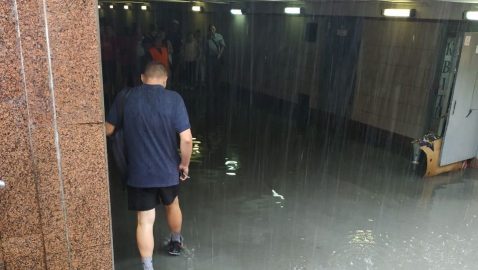 В Киеве из-за непогоды затопило станцию метро