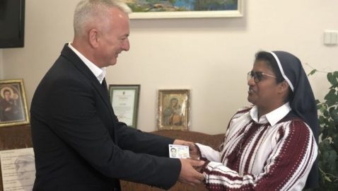 Зеленский дал гражданство монахине из Индии