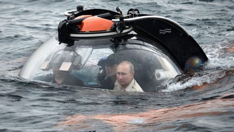 Путин спустился в батискафе на дно Финского залива