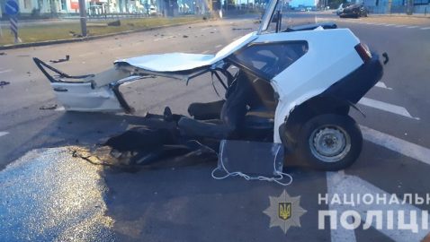В Харькове машину разорвало напополам при ДТП (видео)