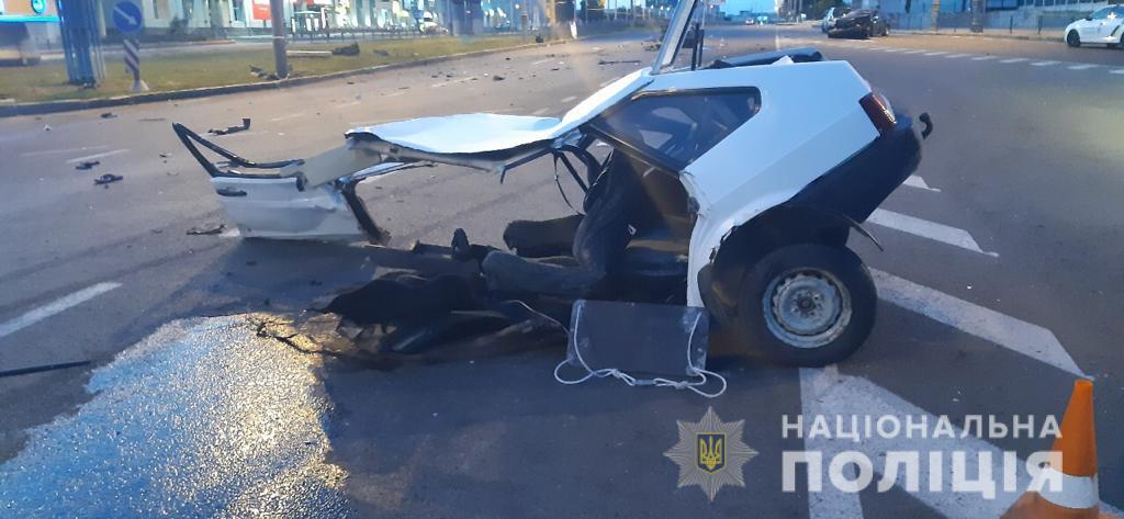 В Харькове машину разорвало напополам при ДТП (видео)