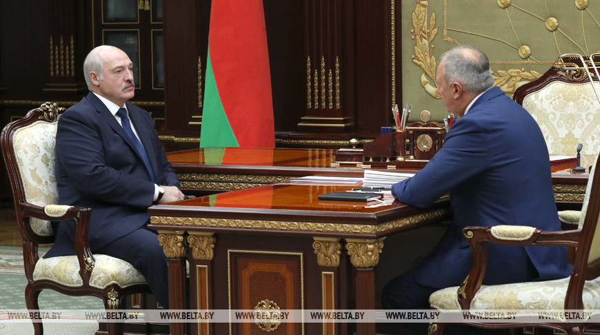 «Как мы, оказываем — не оказываем?». Лукашенко обсудил поддержку Украины с премьером Беларуси