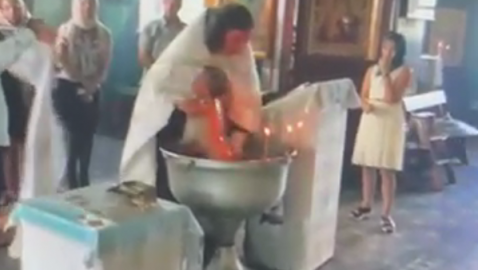 Священника из РФ отстранили от службы из-за грубого крещения ребенка