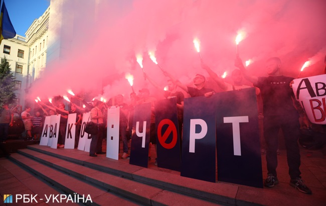 «Аваков – черт!». Под ОП протестуют против главы МВД (фото)