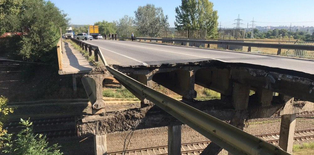 В Харькове частично обвалился автомобильный мост